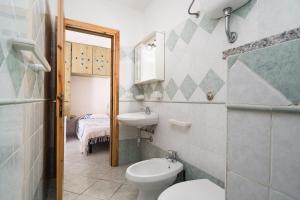 een badkamer met toilet en wastafel bij Monolocale San Giovanni Posada in San Giovanni