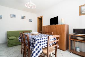 une salle à manger avec une table et des chaises dans l'établissement Casa Vacanza San Giovanni Posada, à San Giovanni