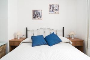 une chambre avec un lit avec deux oreillers bleus dans l'établissement Casa Vacanza San Giovanni Posada, à San Giovanni