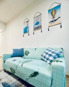 Kampong Pantai DusunにあるNetflix-Seaview-SunsetView-PuteriBeach-Mutiara Beach Resort Melakaの壁画のある部屋のソファ