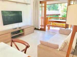 Μια τηλεόραση ή/και κέντρο ψυχαγωγίας στο Apartamento Amplo com Varanda Aconchegante - 10 Min a Pé da Vila de Praia do Forte