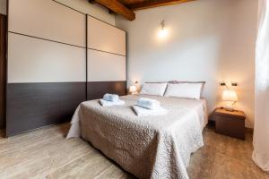 um quarto com uma cama com toalhas em Villa Harmony em Quartu SantʼElena