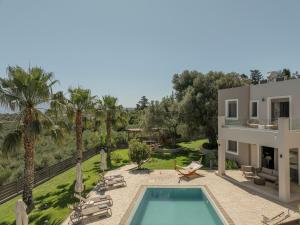 una imagen de una villa con piscina en Margarites villas, en Margarítai