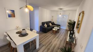 a living room with a table and a couch at Apartamento céntrico de estilo nórdico in Adeje