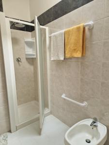 ein Bad mit einer Dusche, einem WC und einem Waschbecken in der Unterkunft Affittacamere Sofy in Villasimius