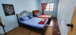 A bed or beds in a room at Tatai Kumang Homestay