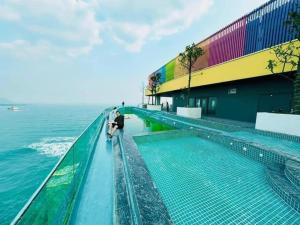 un uomo in piedi accanto a una piscina vicino all'oceano di Hải Tiến a Thanh Hóa