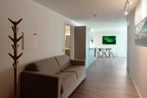 Nord-LenangenにあるLyngen Experience Apartmentsのリビングルーム(ソファ、テーブル付)