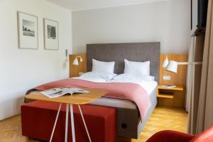 Schloss Seggau في ليبنيتز: غرفة نوم بسرير كبير مع بطانية حمراء
