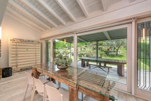 ein Esszimmer mit einem Tisch und Stühlen in der Unterkunft Villa La Corte with amazing pool and garden in Colico