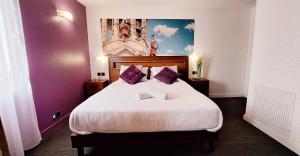Postel nebo postele na pokoji v ubytování BRIT HOTEL Confort CAMBRAI + 22 fotografií