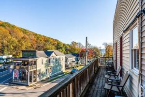 un balcone di un appartamento con vista sulla città di The Champagne Suite 2 a Hammondsport