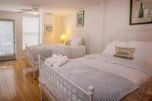 una camera da letto con due letti con asciugamani sopra di The Champagne Suite 2 a Hammondsport