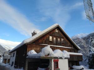Cabaña de madera con nieve en el techo en Chalet St Jakob, en Sankt Anton am Arlberg