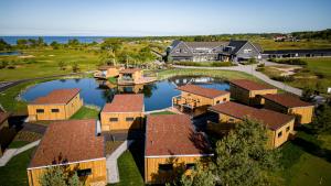 - une vue aérienne sur une maison avec un étang dans l'établissement Halmstad Golfarena Hotell & Lägenheter, à Halmstad