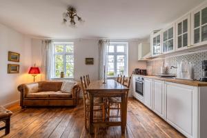 une cuisine avec une table et un canapé dans l'établissement Ferienwohnung Königssee, à Sassnitz