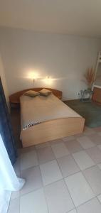 パペにあるPrie Jūros Papėje, Baltijaの部屋に木製のベッドがある寝室