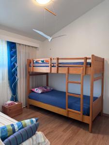 מיטה או מיטות קומותיים בחדר ב-Searenity Seafront house - 50m from the beach