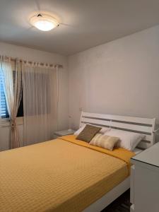1 dormitorio con 1 cama grande con manta amarilla en Searenity Seafront house - 50m from the beach, en Lárnaca