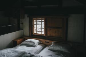 Voodi või voodid majutusasutuse まほろ松江 toas