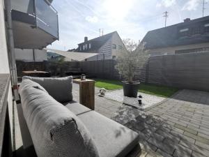 Niederfell的住宿－Mosel19 - Moderne, hochwertige Ferienwohnung，后院庭院的沙发