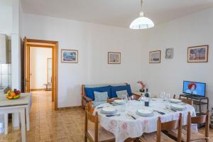 sala de estar con mesa y sofá en Torre Lapillo Apartment Sea View - Happy Rentals, en Porto Cesareo