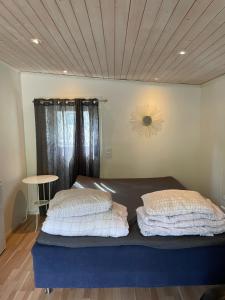 ストックホルムにあるStockholm Ängby Campingのベッド2台と天井のある寝室 +156枚の写真