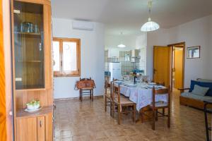 cocina y comedor con mesa y sillas en Torre Lapillo Apartment Sea View - Happy Rentals, en Porto Cesareo