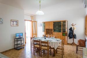 Un comedor con mesa y sillas en Torre Lapillo Apartment Sea View - Happy Rentals, en Porto Cesareo