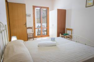 un dormitorio con una cama en una habitación en Torre Lapillo Apartment Sea View - Happy Rentals, en Porto Cesareo
