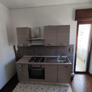 una cucina con lavandino e piano cottura forno superiore di Al settimo cielo a Gragnano