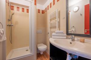 W łazience znajduje się umywalka, toaleta i prysznic. w obiekcie Résidence Pierre & Vacances Le Tikal w Val Thorens