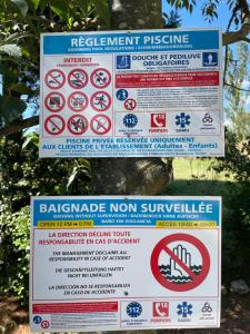 un panneau indiquant qu'il n'y a pas de baignade et d'autres panneaux interdits dans l'établissement Superbe annAix de villa, à Aix-en-Provence