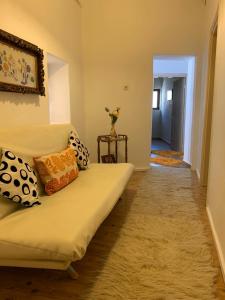 un salon avec un canapé et une table dans l'établissement Iras House, à Karditsa