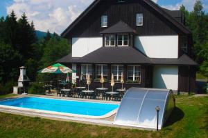 Bazén v ubytování Hotel Konšel nebo v jeho okolí