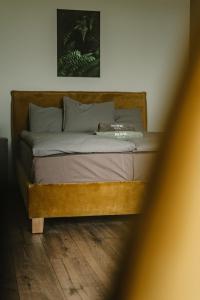 Rúm í herbergi á ROHE Hostel