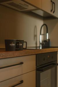 Eldhús eða eldhúskrókur á ROHE Hostel