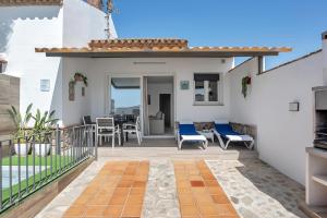 a patio with chairs and a table in a house at Casa Sol de Conil in Conil de la Frontera