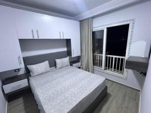 ein kleines Schlafzimmer mit einem Bett und einem Fenster in der Unterkunft Porto Golf Marina & Sia Lagoon in El-Alamein + 25 Fotos