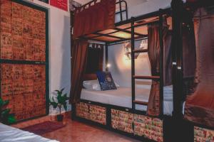 Zimmer mit 2 Etagenbetten in einem Zimmer in der Unterkunft U.R.D.Ki Hostel in Anjuna