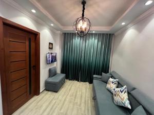 ein Wohnzimmer mit einer Couch und einem Sessel in der Unterkunft Porto Golf Marina & Sia Lagoon in El-Alamein