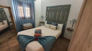 A bed or beds in a room at Apartamento Santa Leocadia