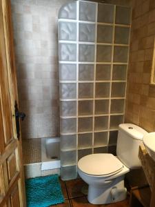 a bathroom with a toilet and a sink and a tub at Casa Vaélico in Arenas de San Pedro +7 photos