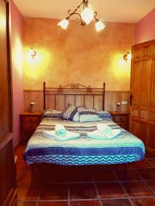 a bedroom with a bed with two towels on it at Casa Vaélico in Arenas de San Pedro