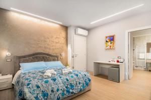 a bedroom with a bed with two towels on it at Residenza Nonno Mella in Porto SantʼElpidio