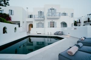 una casa con piscina di fronte a un edificio di Sunrise Paros a Naoussa Altre 14 foto