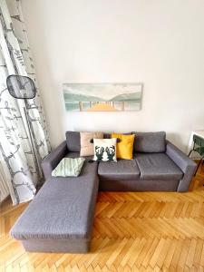 sala de estar con sofá y mesa en Bright and central suite with a balcony, en Brno