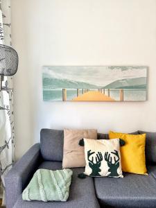 Uma área de estar em Bright and central suite with a balcony