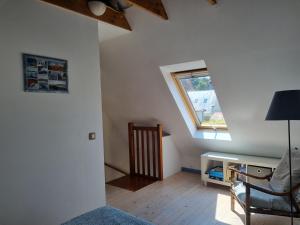 een zolderkamer met een bureau en een raam bij Roscoff Santec Maison Mer Bretagne in Santec