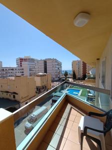 un balcón con vistas a un coche en un edificio en Apartamentos Proamar, en Torre del Mar